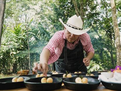 El cocinero Yulian Tellez prepara unos platos con buñuelos de yuca en Guamal.