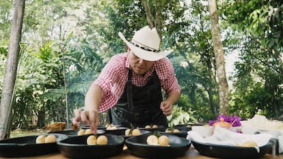 El cocinero Yulian Tellez prepara unos platos con buñuelos de yuca en Guamal.