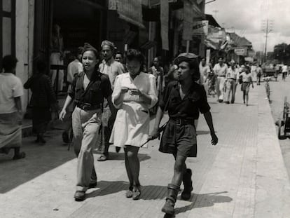 Tres jóvenes indonesias de la organización juvenil armada KRIS, en diciembre de 1947.