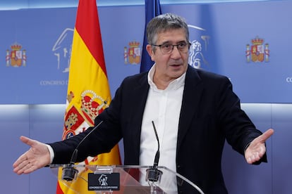 El portavoz del Grupo Socialista en el Congreso de los Diputados, Patxi López, en una rueda de prensa.