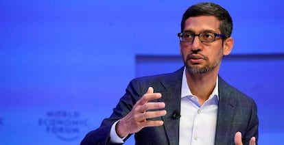 A finales de julio, el director ejecutivo de Google, Sundar Pichai, comunicaba a los empleados de la compañía en Estados Unidos la obligatoriedad de vacunarse antes de la vuelta al trabajo presencial. "Cualquier persona que venga a trabajar a nuestro campus deberá vacunarse", informó en un email, enviado a propósito de la medida, que se hará extensible a otras regiones en los próximos meses. "Vacunarnos es una de las formas más importantes de mantenernos sanos, a nosotros mismos y a nuestras comunidades, en los meses venideros".