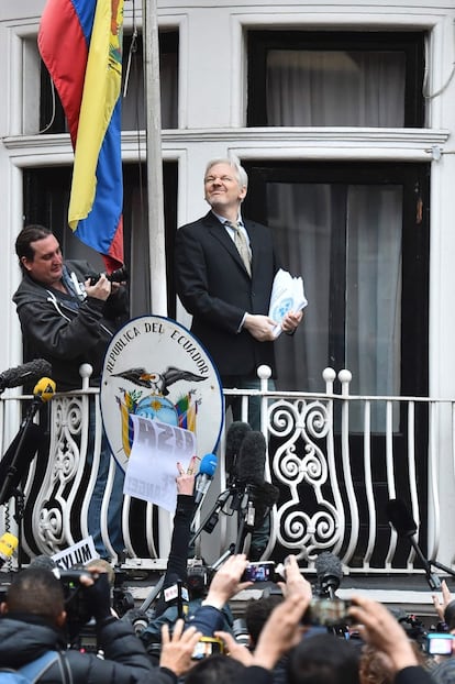 Julian Assange, fundador de WikiLeaks, muestra a los medios una copia del Dictamen del Grupo de Trabajo sobre Detenciones Arbitrarias de la ONU, que reclama que el australiano sea liberado desde el balcón de la Embajada de Ecuador en Londres (Reino Unido), el 5 de febrero de 2016. Tanto Suecia como Reino Unido rechazaron el dictamen.
