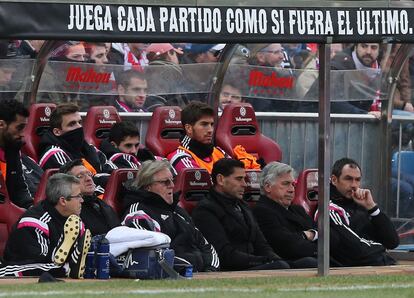 Carlo Ancelotti sentado en el banquillo durante el derby entre el Atlético y el Real Madrid, en el que el marcador acabó con un 4- 0 para los rojiblancos. 