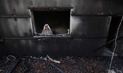 Un palestino inspecciona la casa incendiada en Cisjordania.