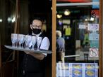 14/10/2020 Un camarero en el Café de la Ópera en la Rambla de Barcelona horas antes de que se sepa si el Govern ordenará el cierre temporal de bares y restaurantes. Foto: Albert Garcia