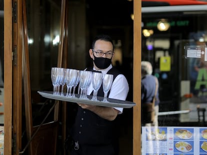 Un camarero del Cafè de l'Òpera de Barcelona, este miércoles.