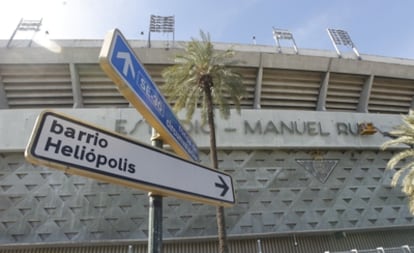 Un operario retira las letras del estadio del Betis.