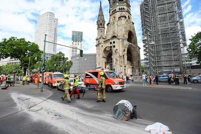 La senadora (concejal) de Interior de Berlín, Iris Spranger, ha acudido al lugar de los hechos. “Estoy conmocionada. Mis pensamientos y mi más sentido pésame están con todos los afectados”, aseguró. En la imagen, equipos de emergencia desplegados en la calle Tauentzien, poco después del suceso de este miércoles. 