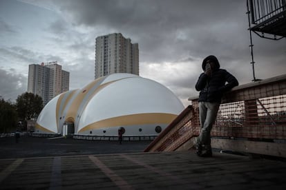 Un hombre posa ante el centro de procesamiento de migrantes y refugiados en el norte de Par&iacute;s, el 10 de noviembre de 2016, el d&iacute;a de su inauguraci&oacute;n.