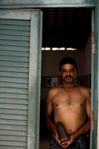 Carlinhos, proprietário do hotel Brasil, mostra uma bala do canhão chamado Matadeira, usado na guerra.