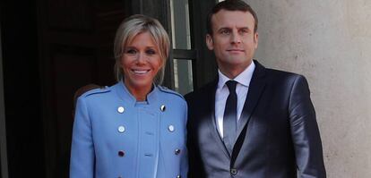 Emmanuel Macron y su esposa, Brigitte Macron.