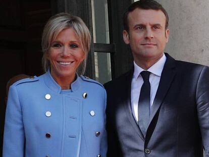 Emmanuel Macron y su esposa, Brigitte Macron.