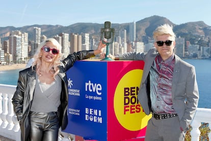 El dúo Nebulossa posaba el domingo en el Balcón del Mediterráneo de Benidorm, tras proclamarse ganadores del Benidorm Fest.
