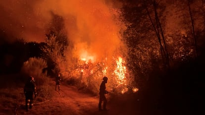 Bomberos trabajan en la madrugada de este jueves en la extinción del fuego cercano a Verín. Las primeras investigaciones apuntan a que alguien pudo desplazarse en coche para prender los distintos focos.