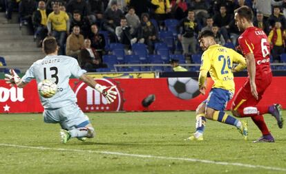 Tana Domínguez marca el tercer gol a Guaita.
