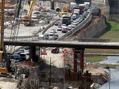 Carriles de la M-30 que circulan junto al río Manzanares.