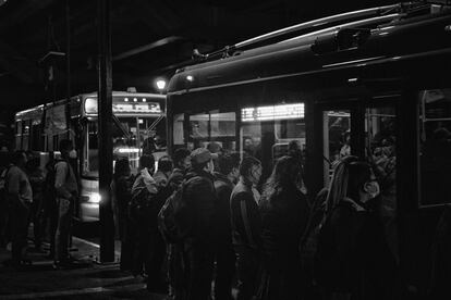 Usuarios esperan poder abordar un autobús en la estación Periférico Oriente.