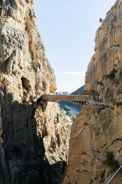 Las pasarelas de madera del Caminito del Rey en uno de los desfiladeros. 