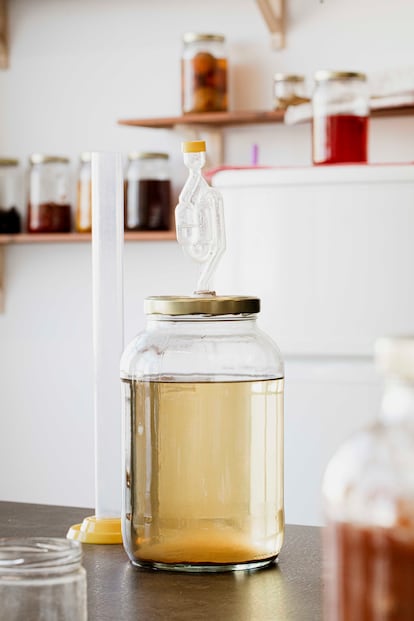 Recipiente para fermentación de líquidos en una fotografía del libro 'Fermentar', de Robert Ruiz.