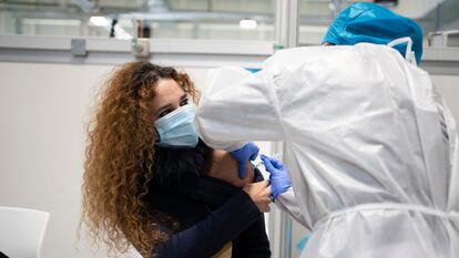 Vacunación contra la covid-19 en el hospital Isabel Zendal de Madrid, el martes.