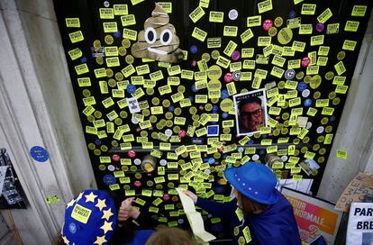 Notas en una puerta del centro de Londres contra la salida del Reino Unido de la UE.