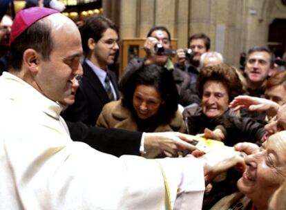 Munilla saluda a los feligreses nada más tomar posesión en San Sebastián.