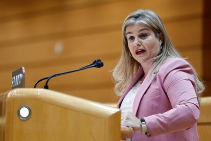 La senadora del Partido Popular, Eva Ortiz, en el pleno. La vicepresidenta primera y ministra de Hacienda, María Jesús Montero, este miércoles, en el pleno del Senado. El PP vota en contra y tumba la senda de estabilidad presupuestaria en el Senado