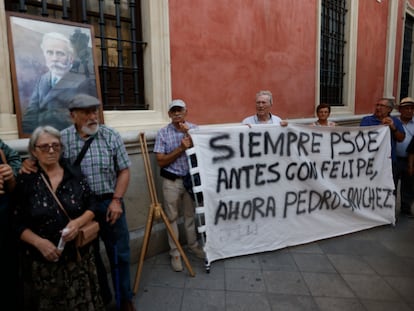Simpatizantes del PSOE, junto a la puerta del lugar donde se celebraba un acto de homenaje a Felipe González, el jueves en Sevilla.