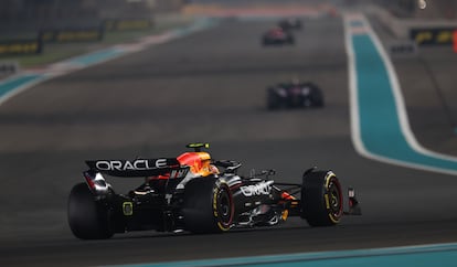 Sergio Pérez durante una sesión de práctica para el Gran Premio de Abu Dhabi de Fórmula Uno, en Abu Dhabi, Emiratos Árabes Unidos, EL 6 de diciembre de 2024.