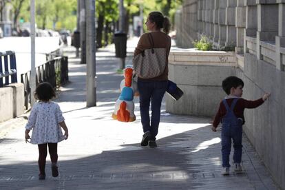 Una mujer pasea con niños en el Parque Santander de Madrid. 