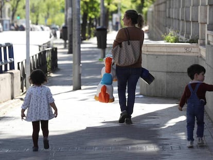 Una mujer pasea con niños en el Parque Santander de Madrid. 