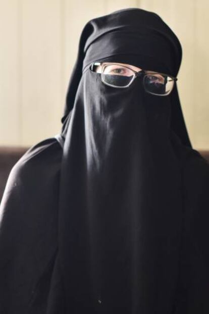 Yolanda Martínez Cobos en el campo de Al Hol, al noreste de Siria, el pasado mes de abril