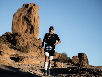 Pau Capell con el Roque Nublo al fondo, durante la Transgrancanaria de 2020.