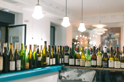 Botellas de vino para un entrenamiento de cata por parejas en Ganz wine bar.