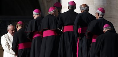 El Papa se reúne con los obispos tras su audiencia semanal en el Vaticano.