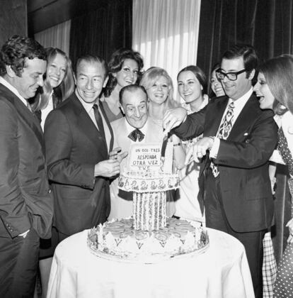 El reparto de 'Un, dos, tres' durante una fiesta en 1978. A la izquierda el primer presentador, Kiko Ledgard. A la derecha, con gafas, Chicho Ibáñez Serrador.