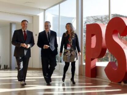Marcelino Iglesias, José Antonio Griñán y Pilar Alegría, en el hotel de Sevilla donde se va a celebrar el 38º Congreso del PSOE.