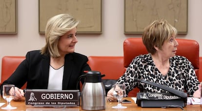 La ministra de Empleo, Fátima Báñez, y la presidenta de la Comisión del Pacto de Toledo, Celia Villalobos, en el Congreso de los Diputados.