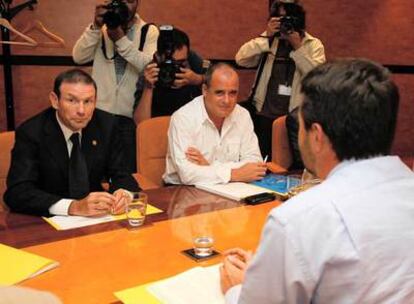 Juan José Ibarretxe, a la izquierda, y Joseba Egibar, durante la última reunión de la ejecutiva del PNV.