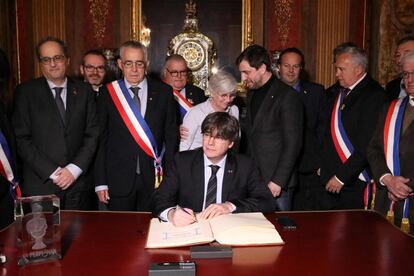 La actividad de Puigdemont en Perpiñán ha comenzado pronto, con una visita al Ayuntamiento, donde ha firmado el libro de invitados de honor y ha sido recibido por el alcalde de la localidad francesa, Jean-Marc Pujol. "Siempre que los catalanes hemos necesitado ayuda y solidaridad, hemos buscado una luz más allá de las oscuridades que nos han perseguido durante siglos, la hemos encontrado en Perpiñán", ha dicho Puigdemont.