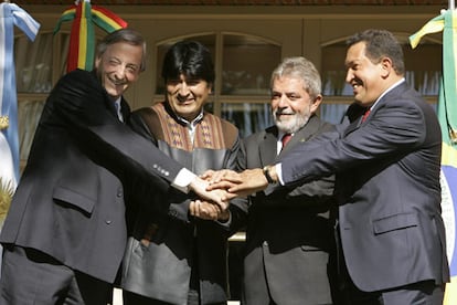 De izquierda a derecha, Néstor Kirchner, Evo Morales, Luis Inacio Lula Da Silva y Hugo Chávez, al comienzo de la reunión.