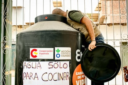 Enrique Raso, jefe del equipo desplazado a la zona afectada hace una ronda de seguimiento por varios enclaves en los que se habían instalado los tanques. Un cartel pintado en este, instalado en una iglesia, ya advertía claramente de que algo no iba bien.