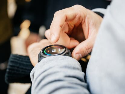 Los relojes inteligentes se han convertido en un accesorio muy bien valorado por los usuarios. GETTY IMAGES.