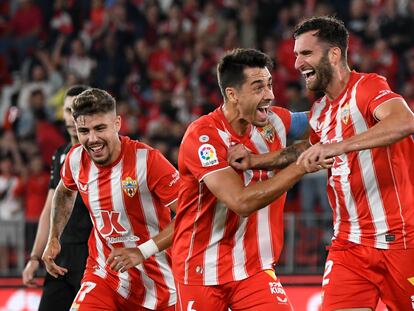 ALMERÍA, 09/11/2022.- El delantero brasileño de la UD Almeria Leo Baptistao (d) celebra su gol, primero del equipo ante el Getafe CF, durante el partido de la jornada 14 de Liga en Primera División que se disputa hoy miércoles en el Power Horse Stadium, en Almería. EFE/ Carlos Barba
