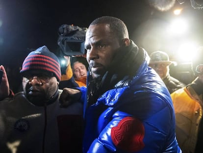 R. Kelly (con cazadora azul), este viernes de camino a una comisaría de policía de Chicago.