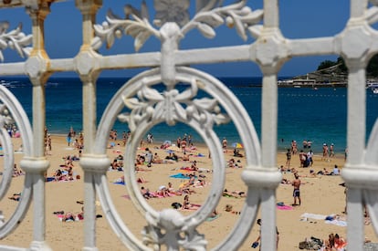 Vista de la playa de Ondarreta, en San Sebastián, en agosto de 2017.