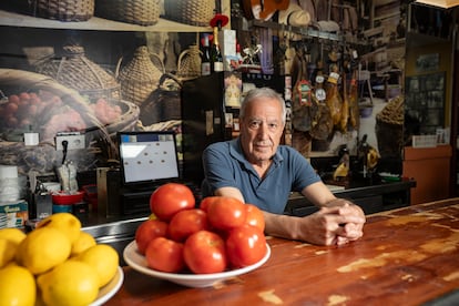 Rafael Romero, de 67 años, en el mostrador del restaurante que abrió en 2018.
