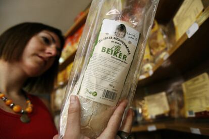 Una mujer compra en un establecimiento de alimentos para celiacos en Madrid.