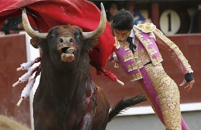 El diestro V&iacute;ctor Barrio da un pase con el capote a su primer toro, en Las Ventas.