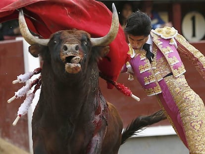El diestro V&iacute;ctor Barrio da un pase con el capote a su primer toro, en Las Ventas.